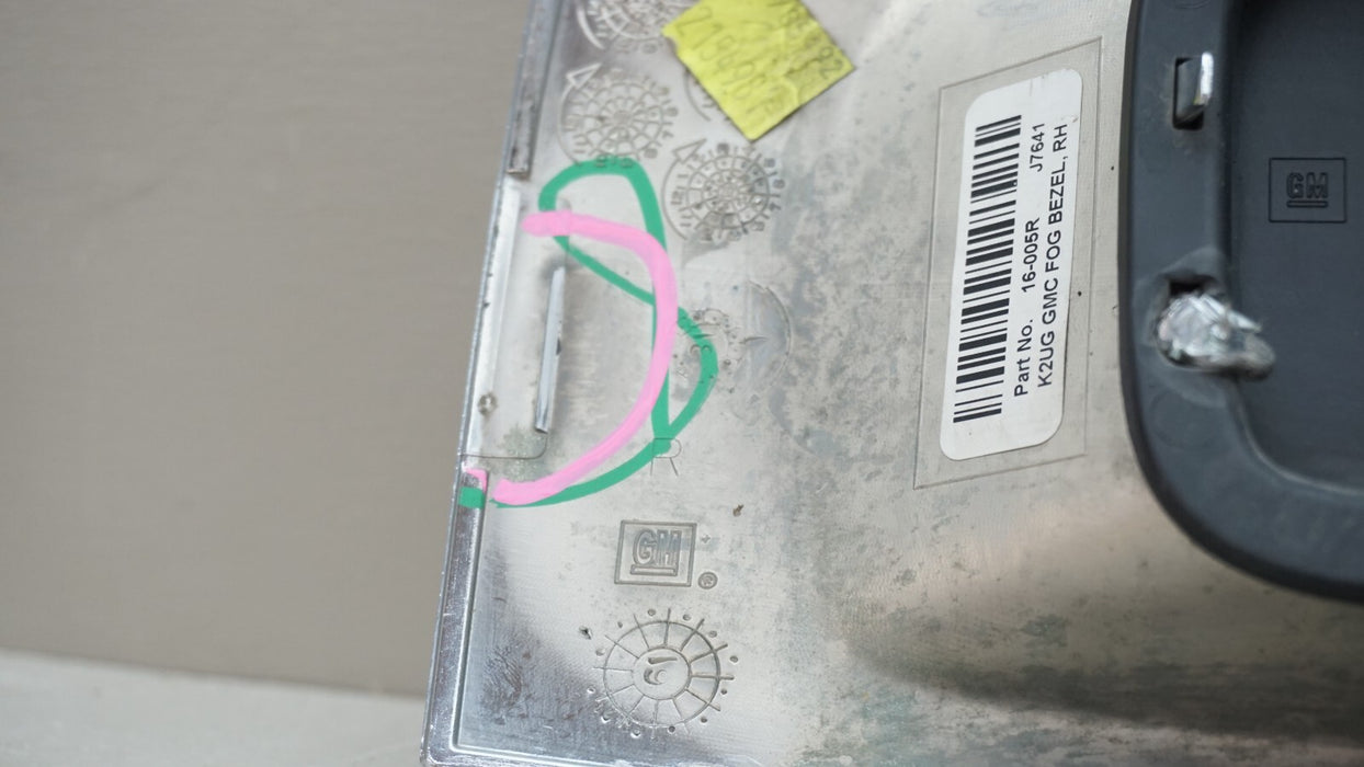 2015-2020 GMC YUKON FRONT RIGHT PASSENGER SIDE FOG LAMP BEZEL TRIM OEM 22936427