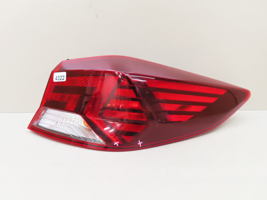 2019-2020 HYUNDAI ELANTRA RIGHT PASSENGER SIDE OUTER TAIL LIGHT OEM 92402-F2