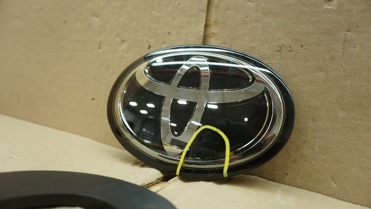 2015-2020 TOYOTA C-HR COROLLA RAV4 AVALON FRONT GRILLE EMBLEM OEM 53141-47020/30