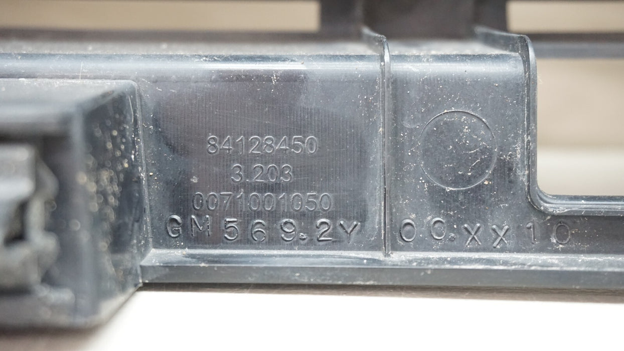 2019-2021 CHEVROLET SILVERADO 1500 FRONT CENTER RADIATOR GRILLE OEM 84128450