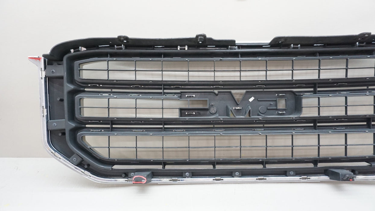 2015-2018 GMC YUKON FRONT CENTER RADIATOR GRILLE GRILL OEM 84119634