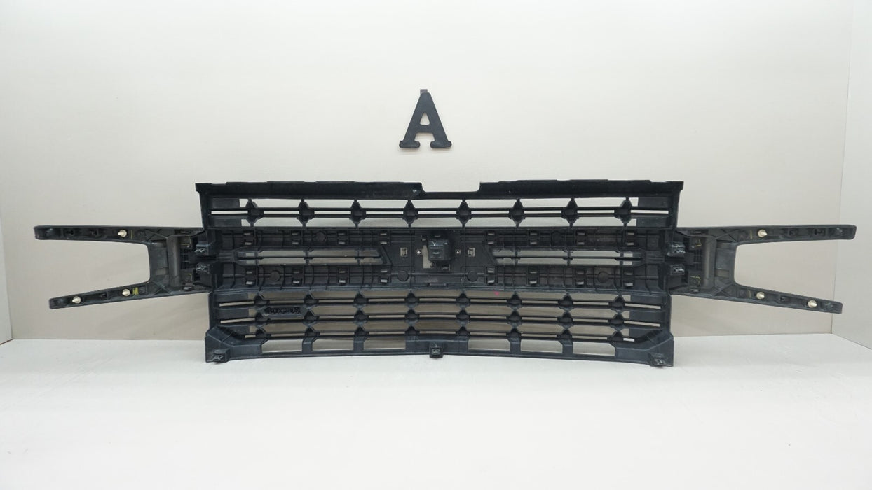 2019-2021 CHEVROLET SILVERADO 1500 FRONT CENTER RADIATOR GRILLE OEM 84128450