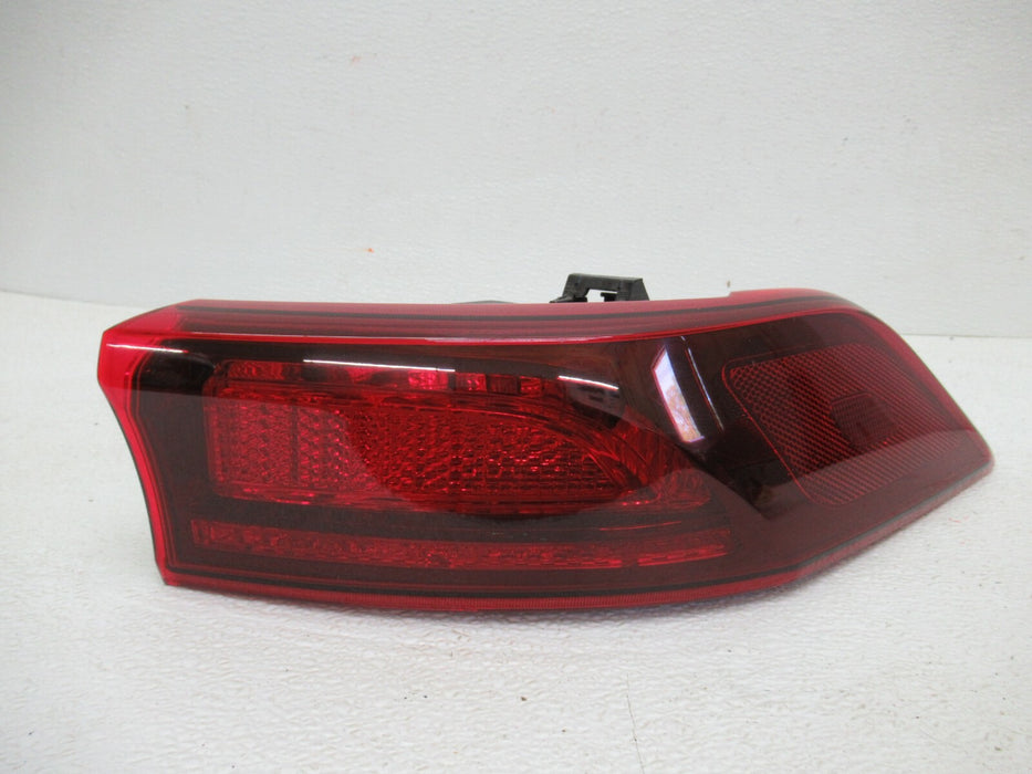2021-2022 KIA CARNIVAL LXS REAR RIGHT PASSENGER SIDE TAIL LIGHT LAMP 92402R0 OEM