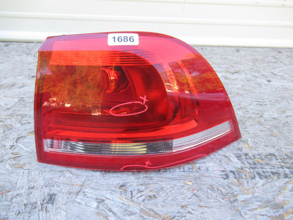 2011-2014 VOLKSWAGEN TOUAREG REAR RIGHT PASSENGER SIDE TAIL LIGHT HALOGEN OEM