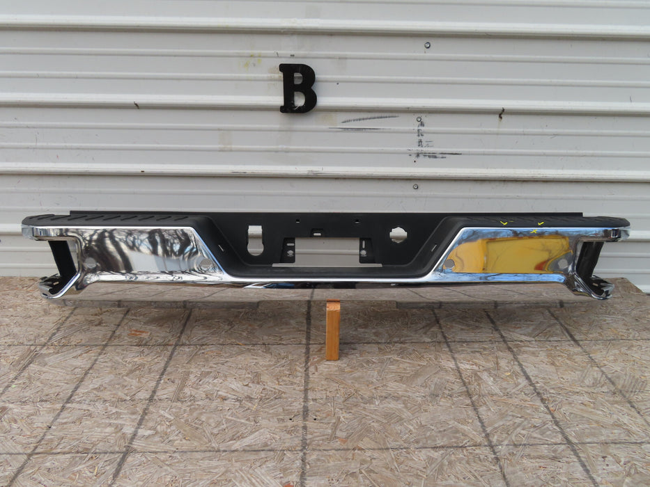 2019-2022 GMC/CHEVROLET SIERRA/SILVERADO 2500 3500 REAR BUMPER COVER OEM