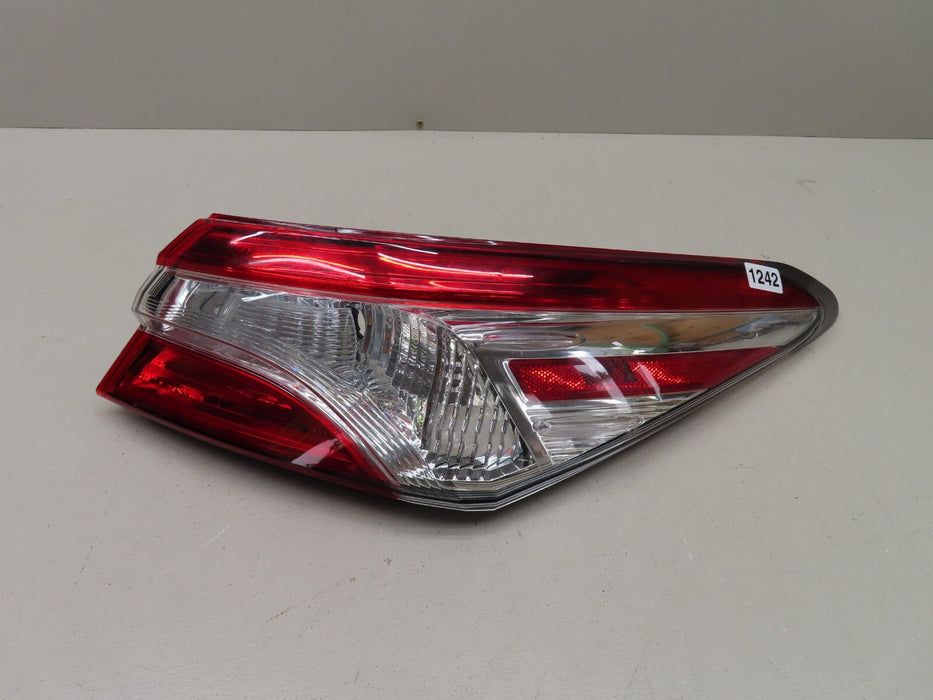 2018-2020 TOYOTA CAMRY REAR RIGHT PASSENGER SIDE TAILLIGHT LAMP ASSEMBLY OEM