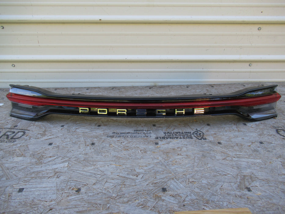 2019 2020 PORSCHE MACAN REAR CENTER TAILLIGHT LAMP OEM