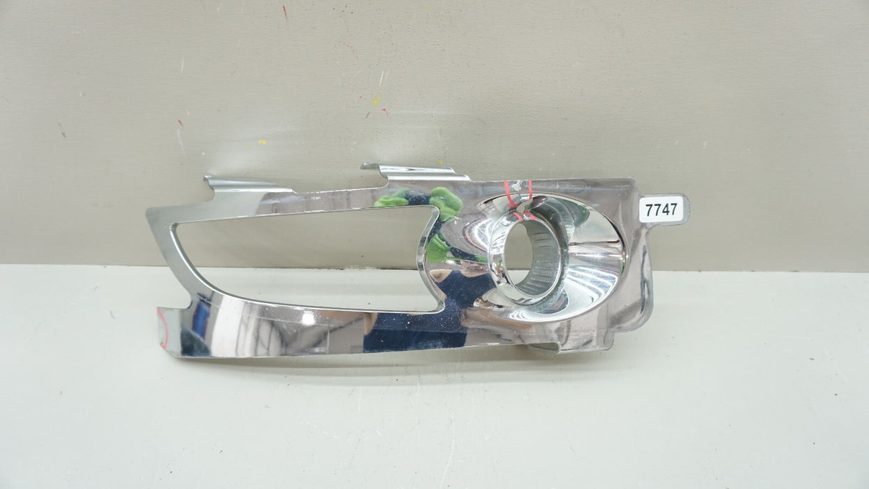 2008-2012 BUICK ENCLAVE FRONT RIGHT PASSENGER SIDE FOG LIGHT BEZEL 2587872 OEM