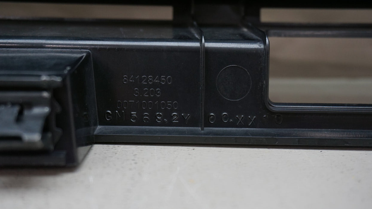 2019-2022 CHEVROLET SILVERADO 1500 FRONT CENTER RADIATOR GRILLE OEM 84128450