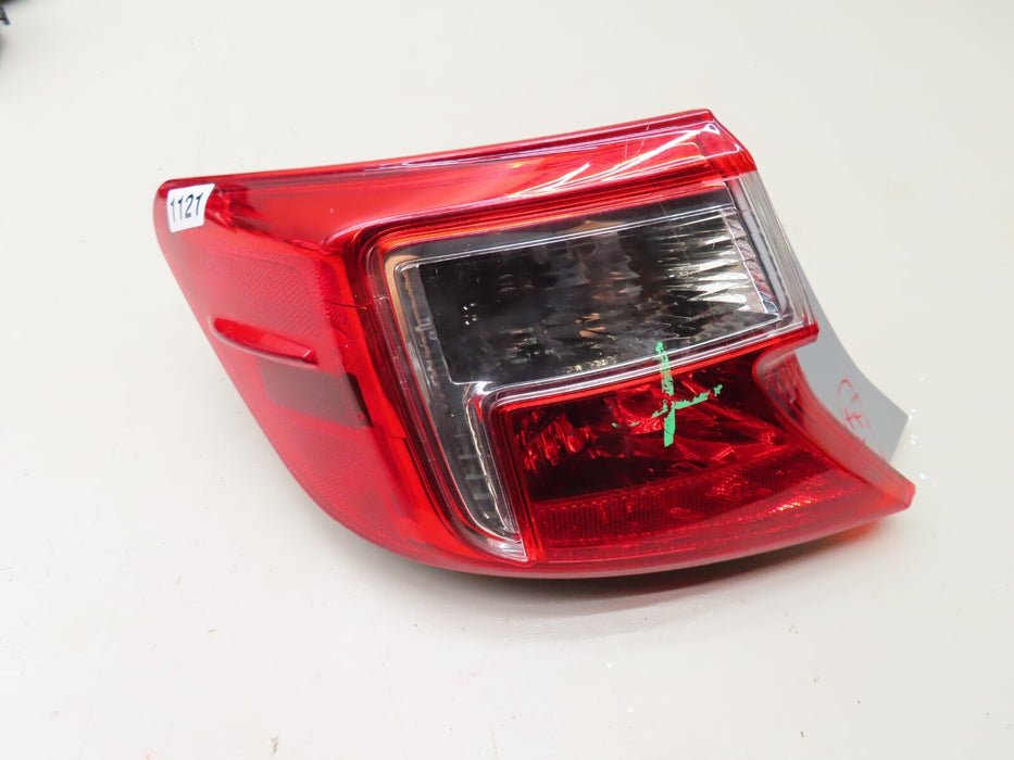 2012-2014 TOYOTA CAMRY REAR LEFT DRIVER SIDE OUTER TAIL LIGHT HALOGEN LAMP OEM