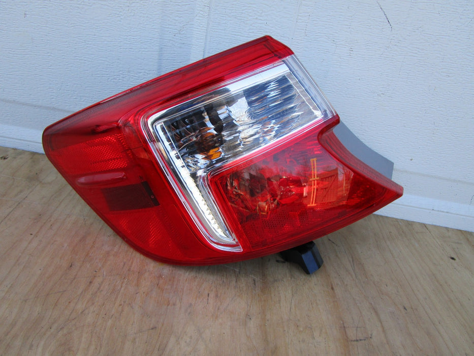 2012-2014 TOYOTA CAMRY REAR LEFT DRIVER SIDE TAIL LIGHT OUTER OEM