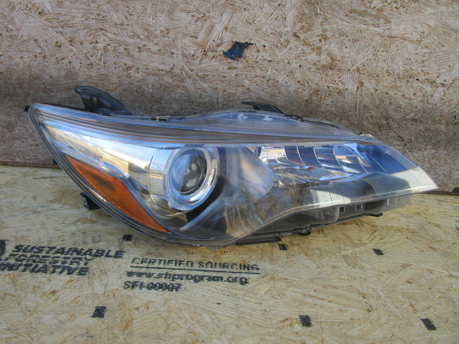 2015-2017 TOYOTA CAMRY RIGHT FRONT HALOGEN HEADLIGHT OEM
