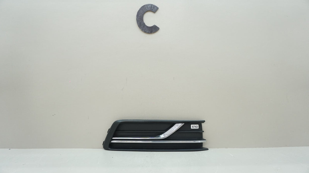 2012-2015 VOLKSWAGEN PASSAT FRONT RIGHT SIDE FOG LIGHT COVER 561853666J OEM