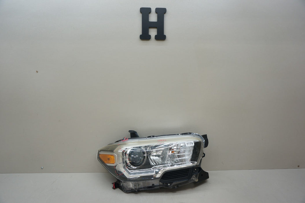 2016-2023 TOYOTA TACOMA FRONT RIGHT PASSENGER SIDE HEADLIGHT HALOGEN OEM