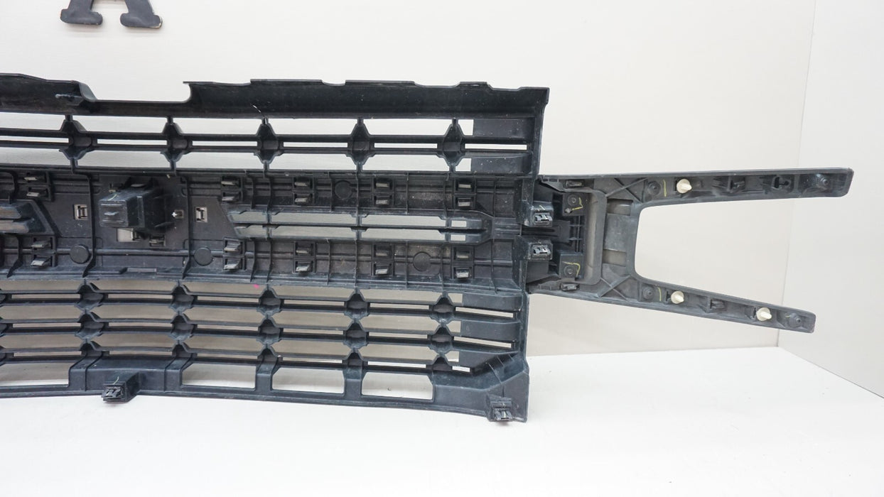 2019-2021 CHEVROLET SILVERADO 1500 FRONT CENTER RADIATOR GRILLE OEM 84128450