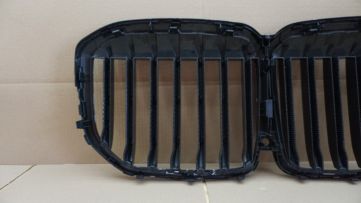 2019-2021 BMW X7 GO7 FRONT MAIN GRILL GRILLE WITH CAMERA HOLE OEM 19 20 21