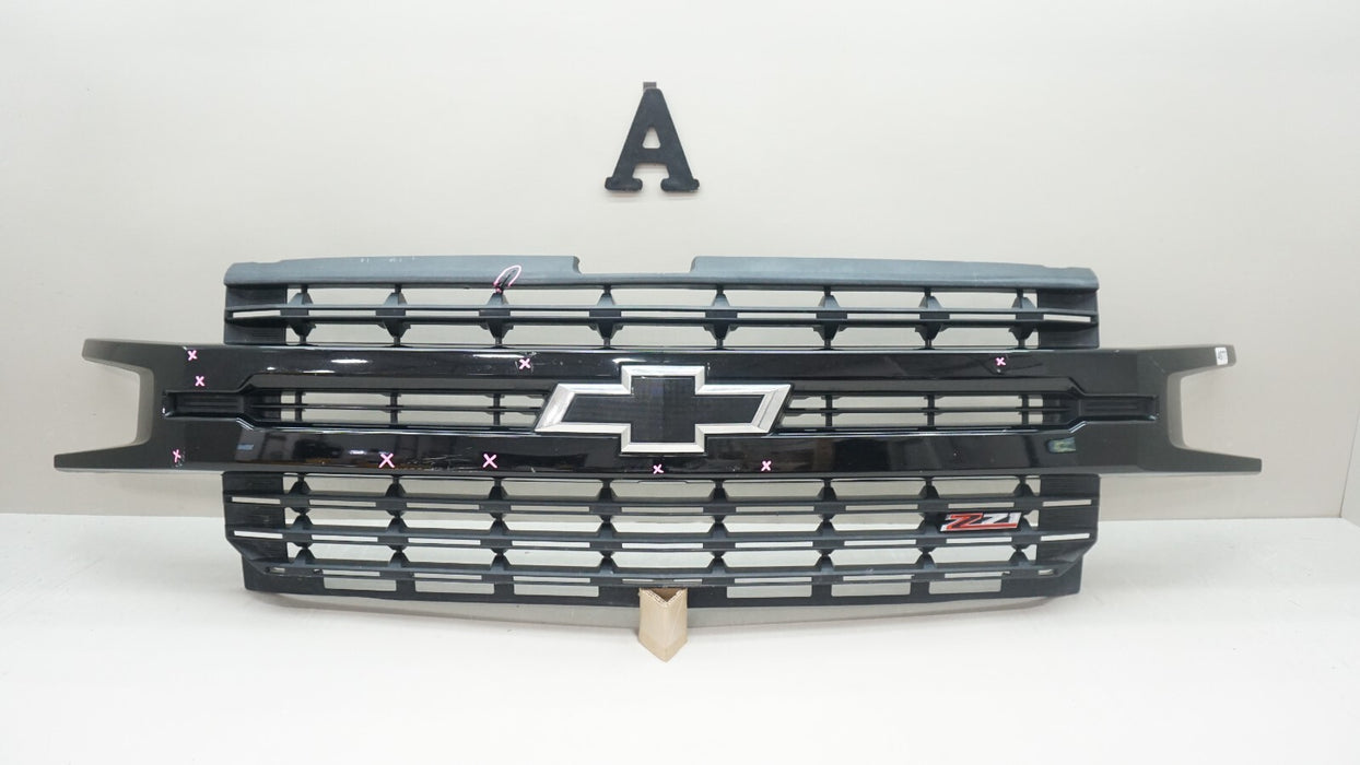2019-2021 CHEVROLET SILVERADO 1500 FRONT CENTER RADIATOR GRILLE OEM 84128450