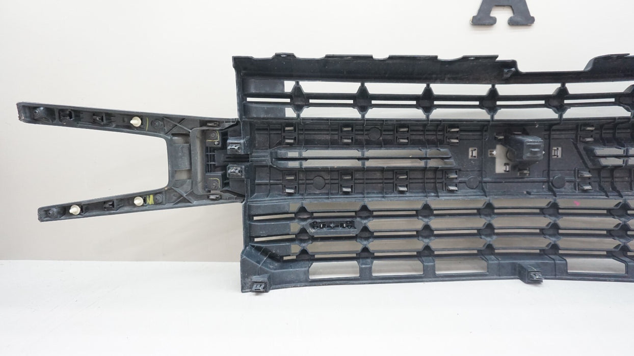 2019-2021 CHEVROLET SILVERADO 1500 FRONT CENTER RADIATOR GRILLE OEM 84128450