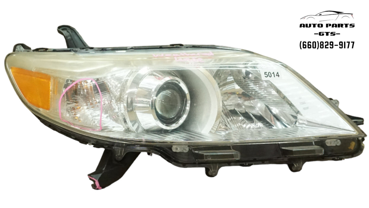 2011-2017 TOYOTA SIENNA RIGHT PASSENGER SIDE HEADLIGHT HALOGEN OEM 81110-08030