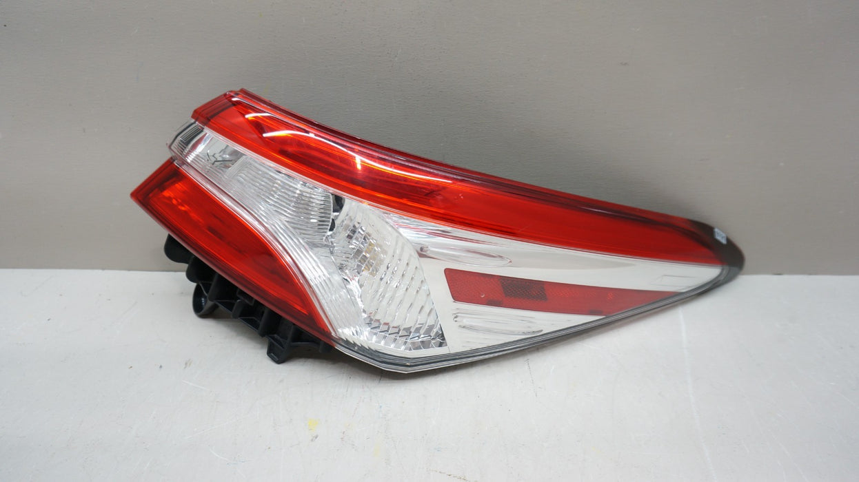 2018-2023 TOYOTA CAMRY REAR RIGHT PASSENGER SIDE OUTER TAIL LIGHT OEM