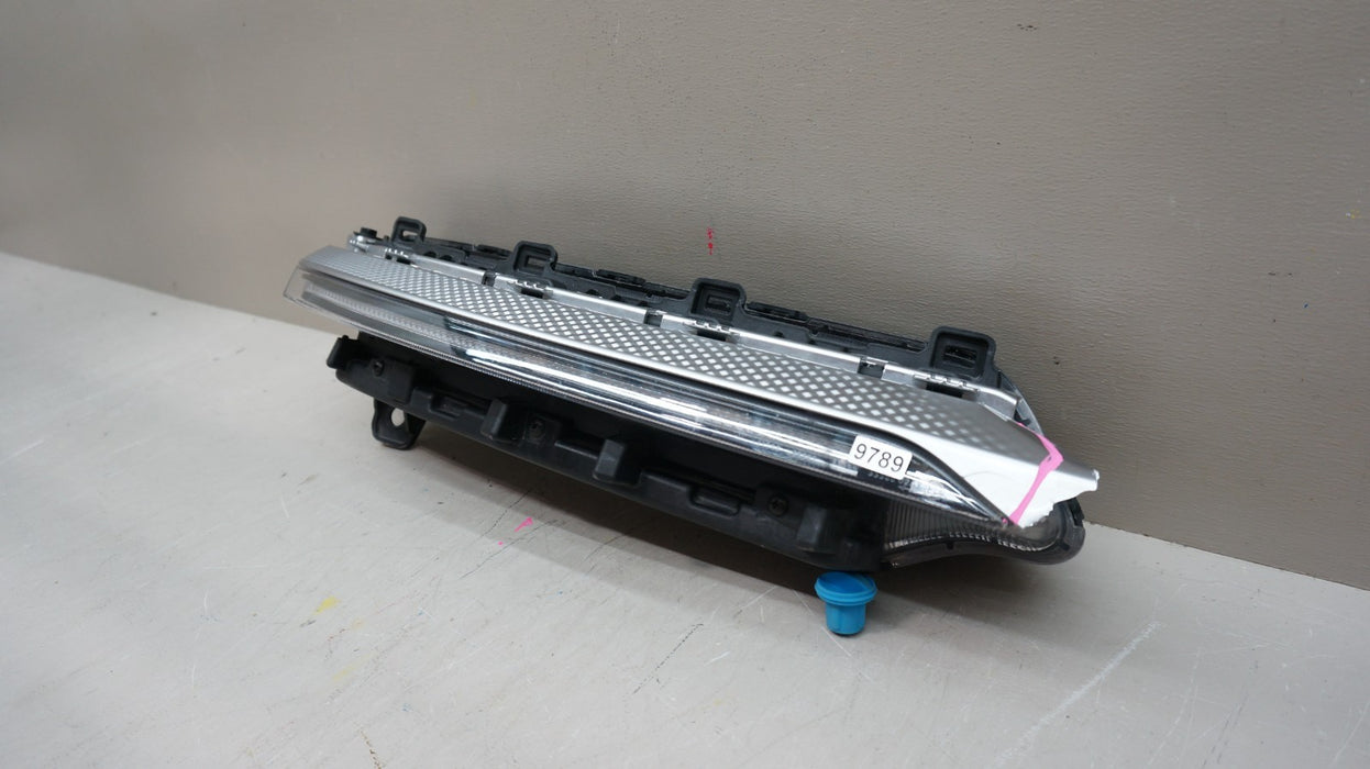 2020-2022 KIA SELTOS FRONT RIGH PASSENGER DAYTIME RUNNING LIGHT OEM 92109-Q5