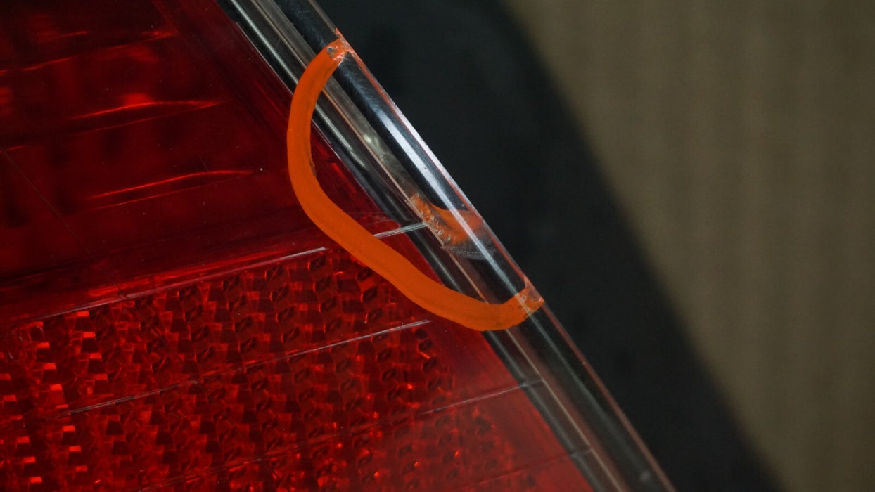 2002-2004 LEXUS ES300 REAR LEFT DRIVER SIDE OUTER TAIL LIGHT LAMP OEM 02 03 04