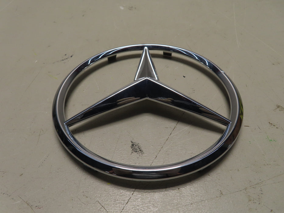 2018-2020 MERCEDES-BENZ C300,E350,E450,S560 FRONT EMBLEM OEM A0008173200