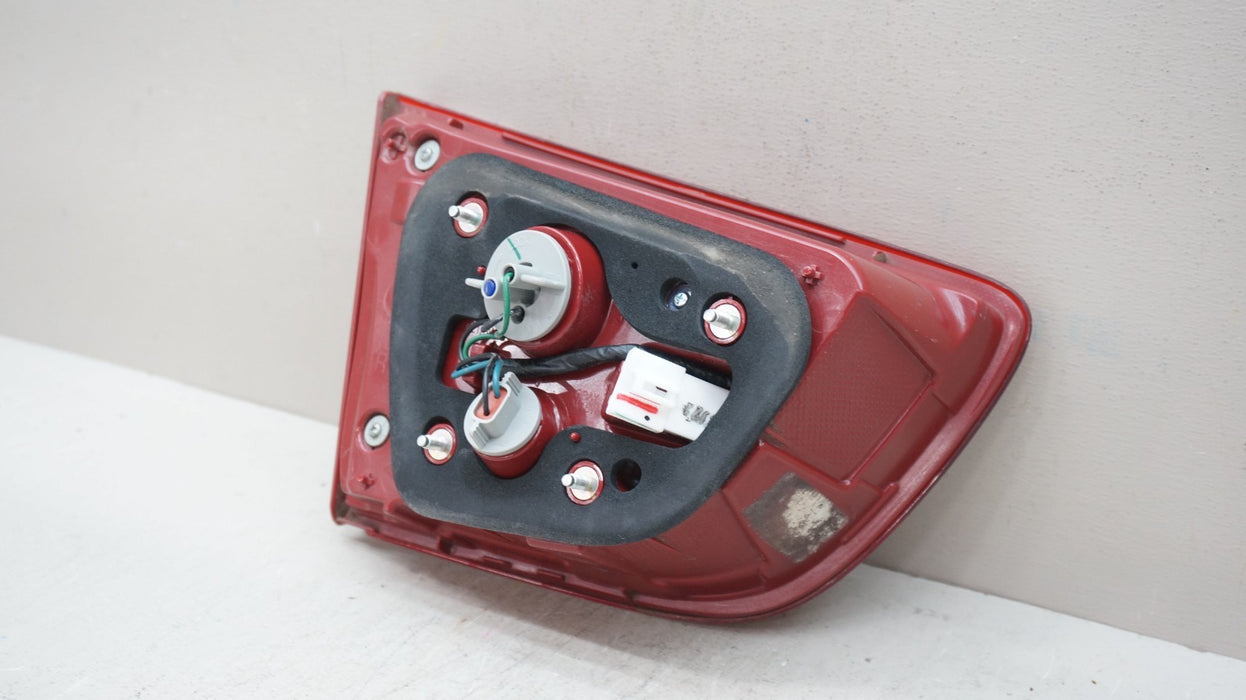 2016-2018 KIA SORENTO REAR RIGHT PASSENGER SIDE INNER TAIL LIGHT OEM
