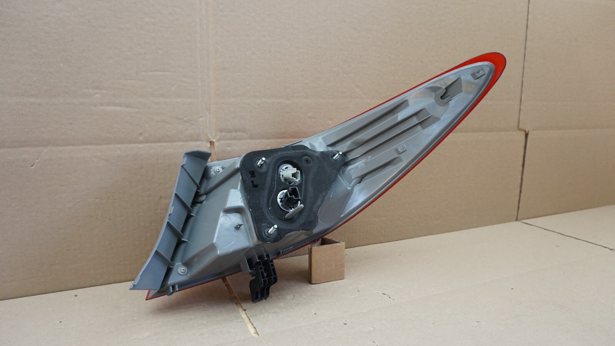 2015-2017 TOYOTA CAMRY REAR LEFT DRIVER SIDE OUTER TAIL LIGHT HALOGEN LAMP OEM