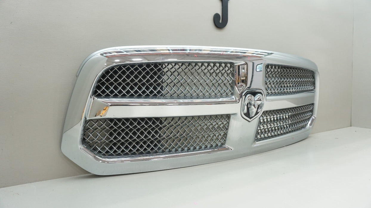 2013-2018 DODGE RAM 1500 FRONT UPPER RADIATOR GRILLE OEM 13DSAC0010