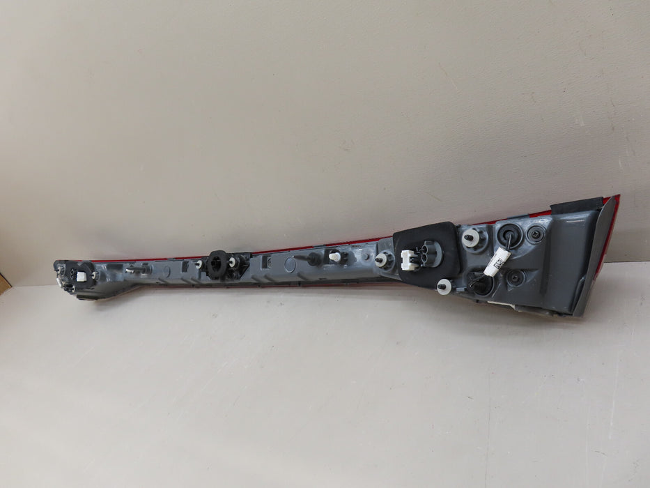 2021 2022 HYUNDAI ELANTRA REAR CENTER TAIL LIGHT LIFT GATE OEM LED 92409-AB000