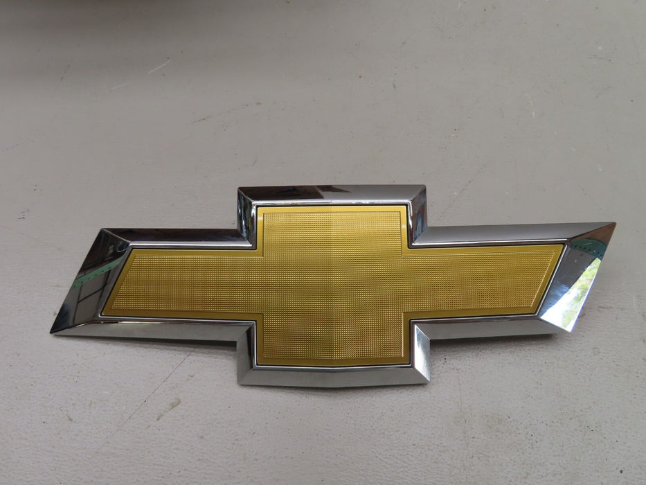 2015-2020 CHEVROLET SUBURABAN TAHOE PLASTIC LID COVER EMBLEM LOGO SYMBOL OEM