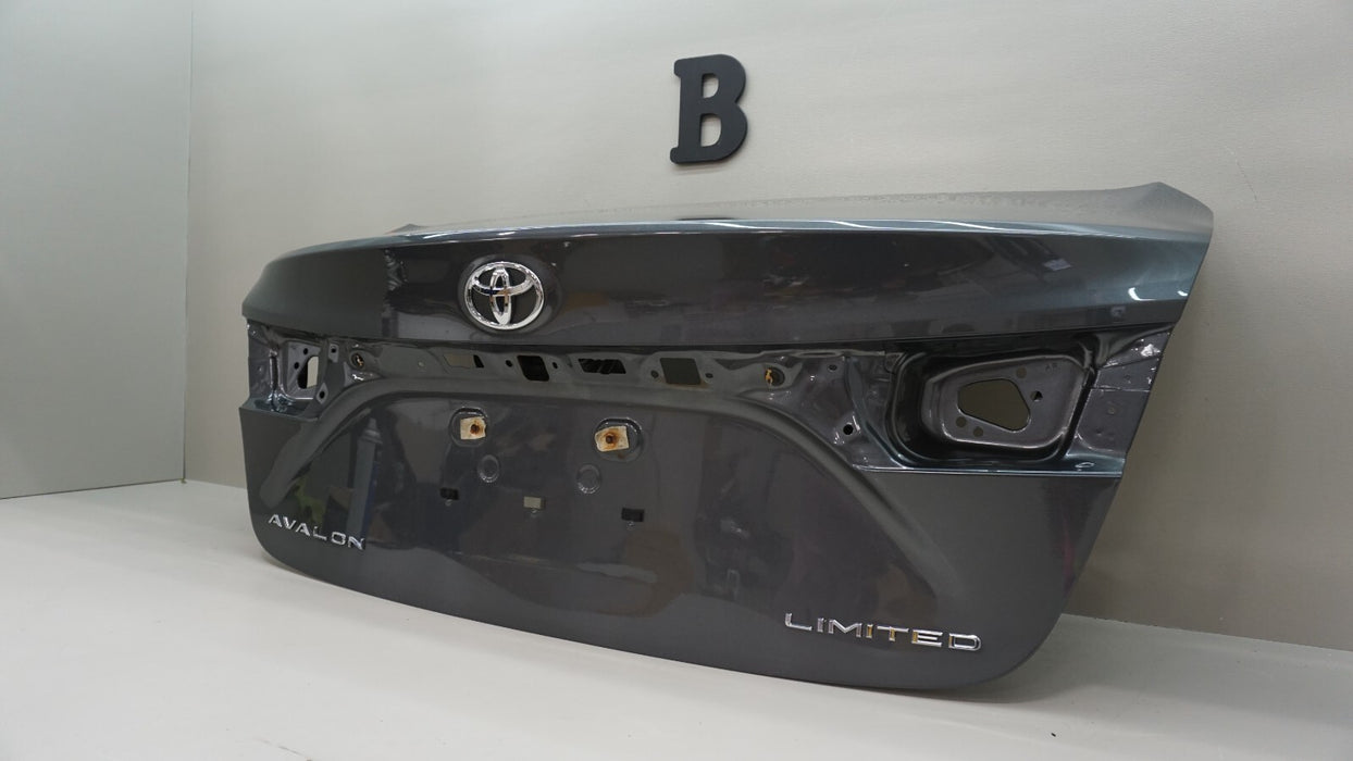 2013-2018 TOYOTA AVALON LIMITED REAR TRUNK LID W/ NAMEPLATE EMBLEM BADGE OEM