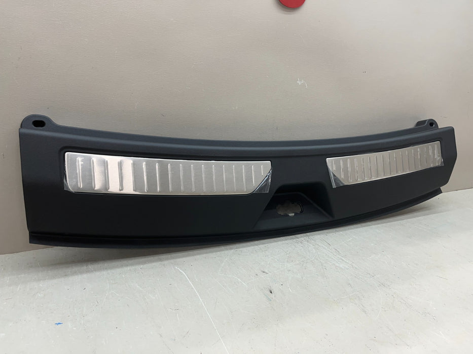 2021-2026 CHEVY TAHOE SUBURBAN YUKON REAR LIFTGATE SILL TRIM OEM 85124294