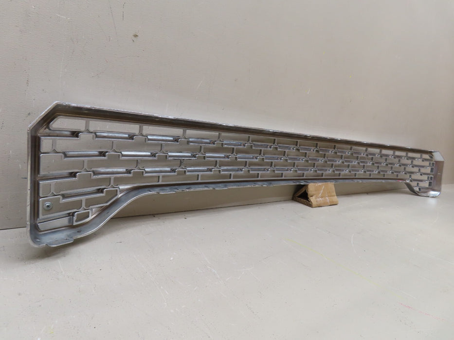 2020-2021 GMC SIERRA 3500 HD DENALI RADIATOR LOWER INSERT GRILLE OEM 84393048