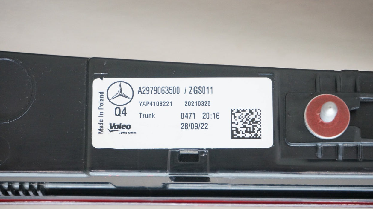 2021-2023 MERCEDES-BENZ EQS REAR CENTER TRUNK TAIL LIGHT OEM A2979063500