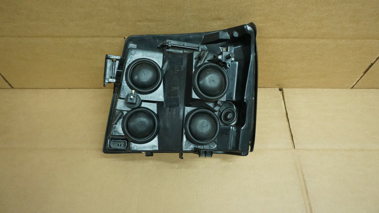 2002-2006 CADILLAC ESCALADE RIGHT PASSENGER HEADLIGHT HEADLAMP AFTERMARKET