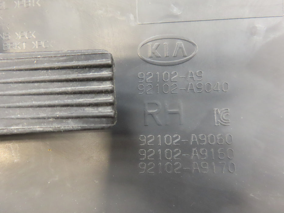 2015-2018 KIA SEDONA FRONT RIGHT PASSENGER SIDE HEADLIGHT OEM 92102-A9