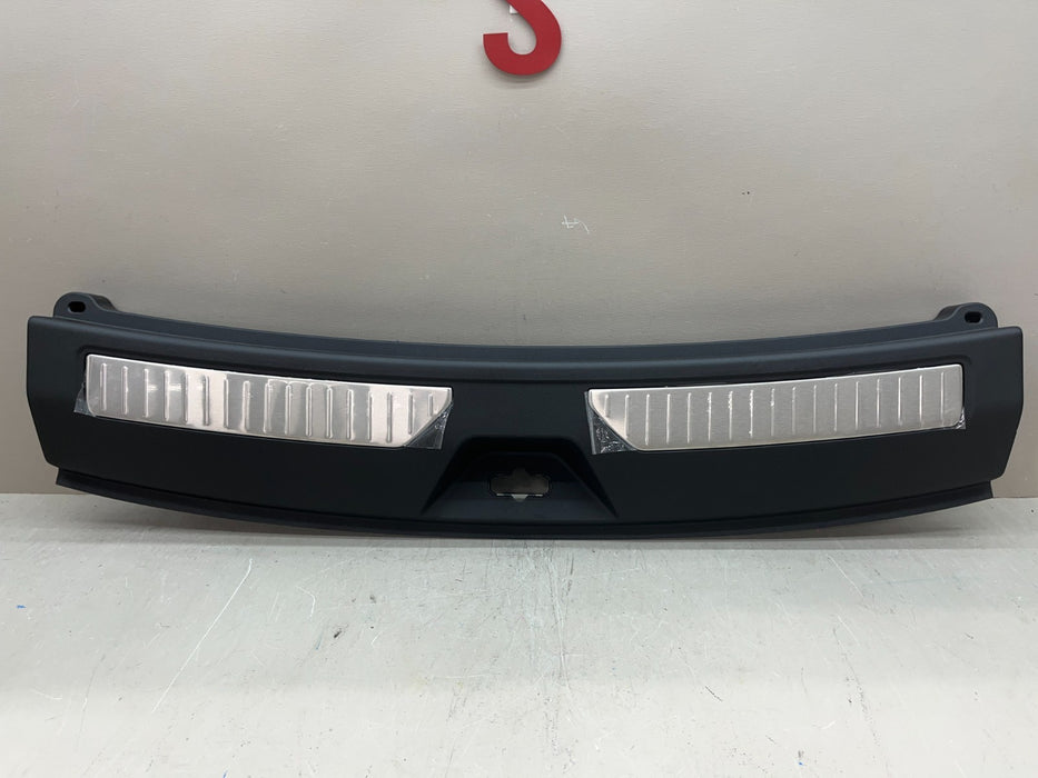 2021-2026 CHEVY TAHOE SUBURBAN YUKON REAR LIFTGATE SILL TRIM OEM 85124294