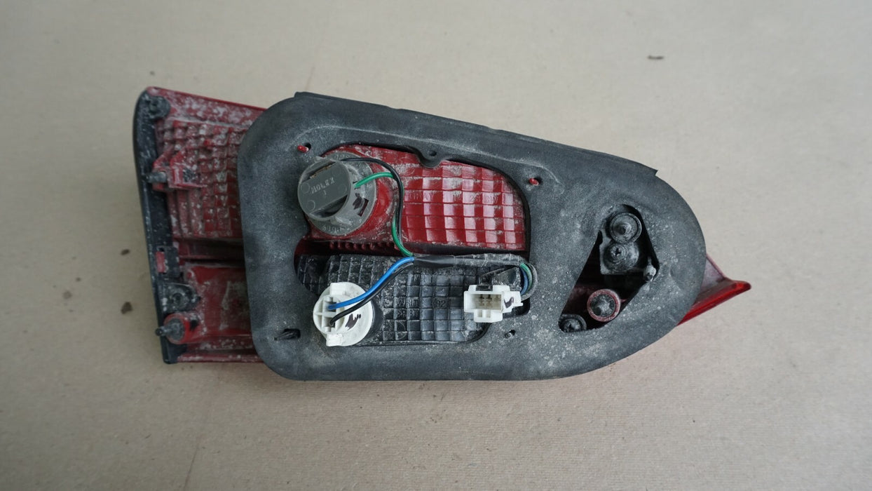 2013-2016 HYUNDAI SANTA FE RIGHT PASSENGER SIDE INNER TAIL LIGHT LAMP OEM