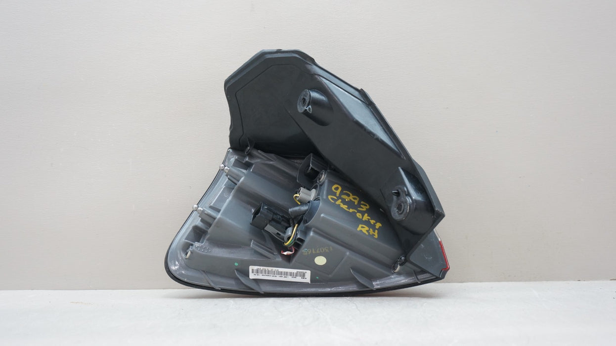 2014-2018 JEEP CHEROKEE REAR RIGHT PASSENGER SIDE TAIL LIGHT OEM