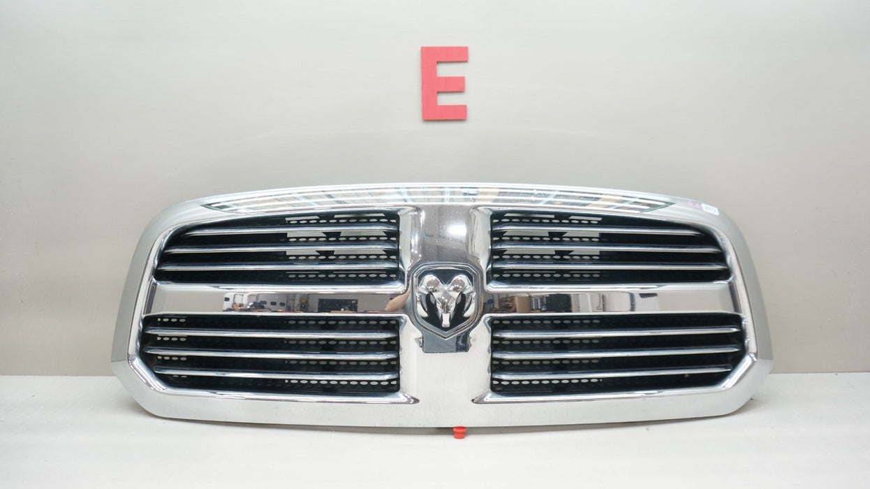 2013-2018 DODGE RAM 1500 FRONT BUMPER RADIATOR GRILLE OEM 13DSAC0020