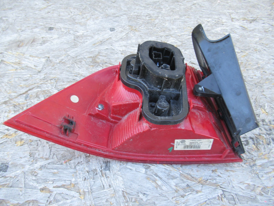 2011-2014 VOLKSWAGEN TOUAREG REAR RIGHT PASSENGER SIDE TAIL LIGHT HALOGEN OEM