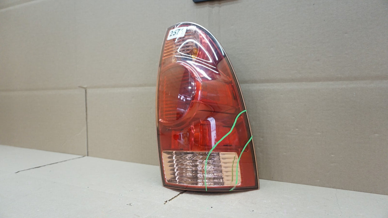 2005-2015 TOYOTA TACOMA REAR RIGHT PASSENGERS SIDE TAIL LIGHT OEM