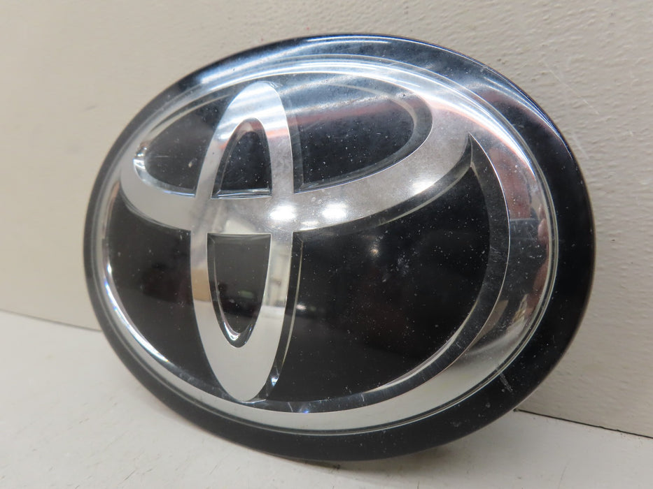 2019-2024 TOYOTA FRONT GRILLE FACTORY EMBLEM OEM