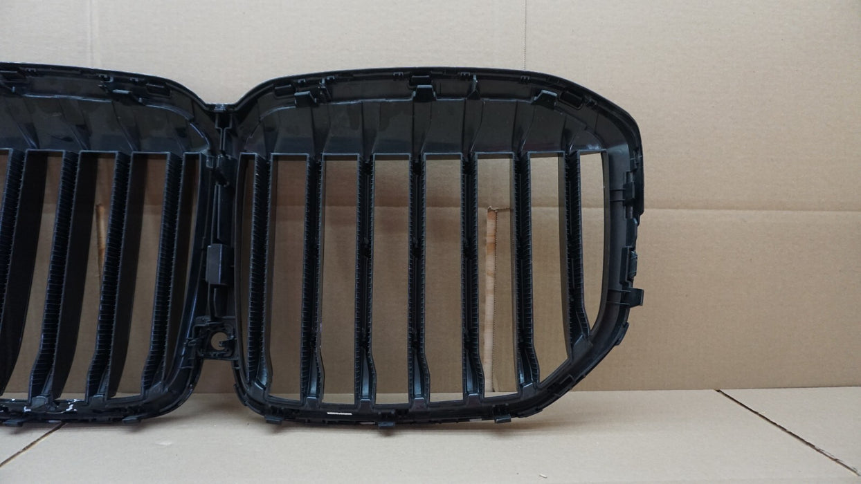 2019-2021 BMW X7 GO7 FRONT MAIN GRILL GRILLE WITH CAMERA HOLE OEM 19 20 21