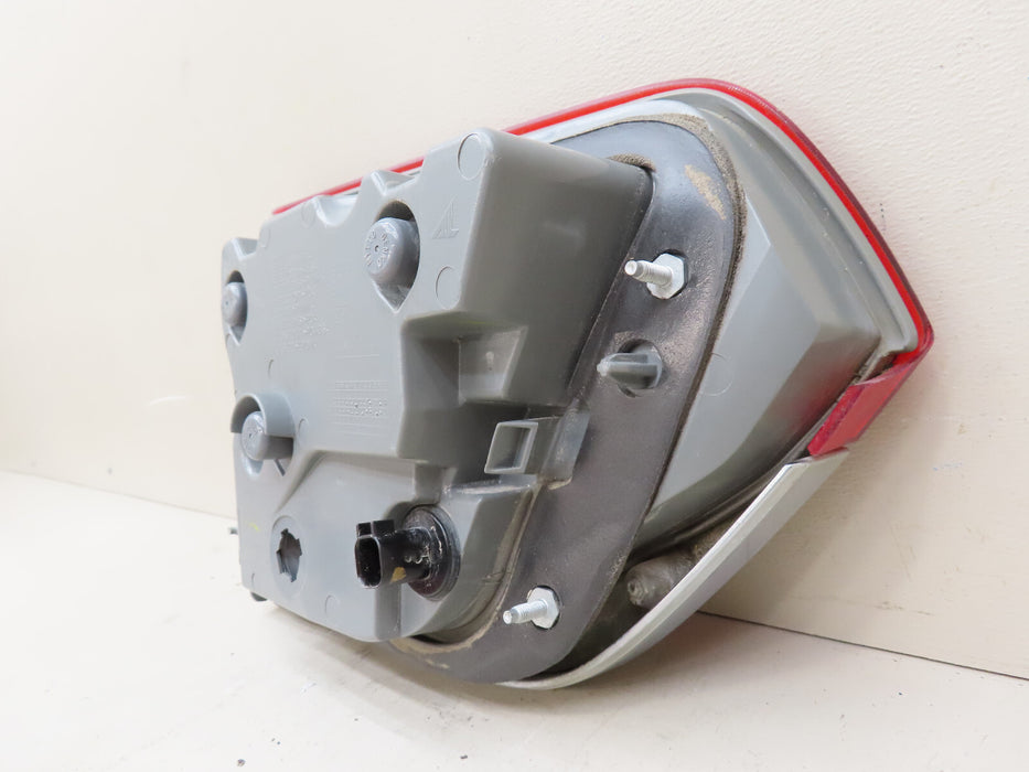 2014-2018 JEEP GRAND CHEROKEE REAR RIGHT PASSENGER INNER TAIL LIGHT OEM