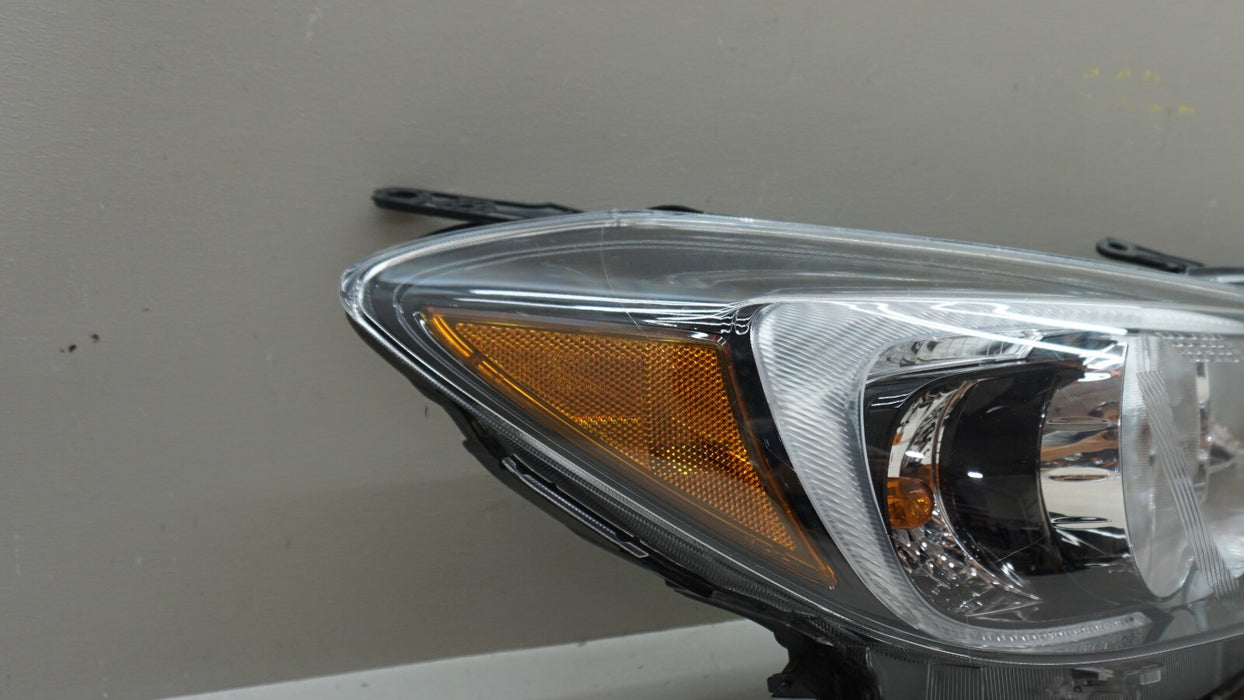 2016-2017 SUBARU CROSSTREK FRONT RIGHT PASSENGER SIDE HEADLIGHT HALOGEN OEM