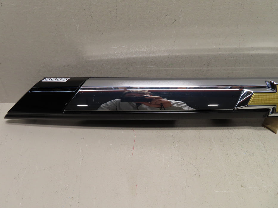 2018-2021 CHEVROLET TRAVERSE REAR TRUNK TAILGATE TRIM NO CAMERA MOLDING OEM