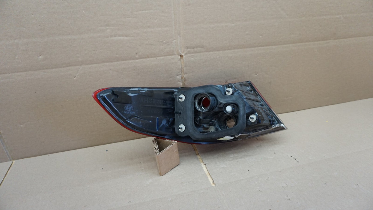 2018-2019 HYUNDAI SONATA REAR RIGHT PASSENGER SIDE OUTER TAIL LIGHT OEM 18 19